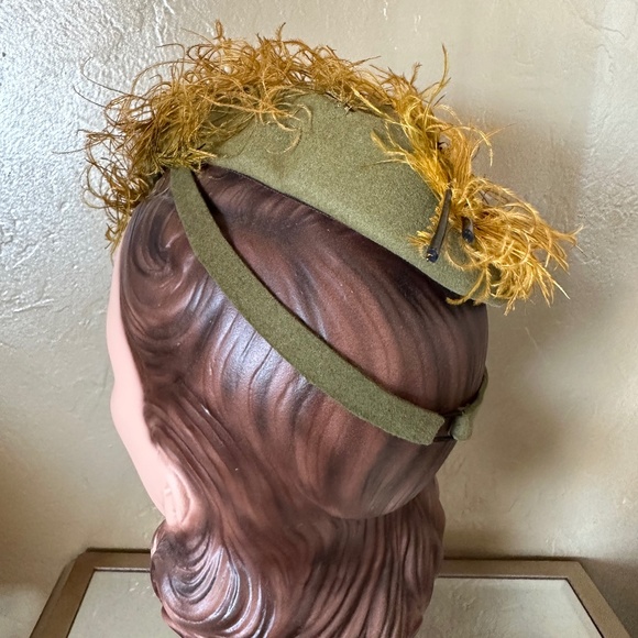 ELEGANT 1930\'s OLIVE FELT TILT HAT WITH GOLD CURLY OSTRICH FEATHERS + STRAP main image 7